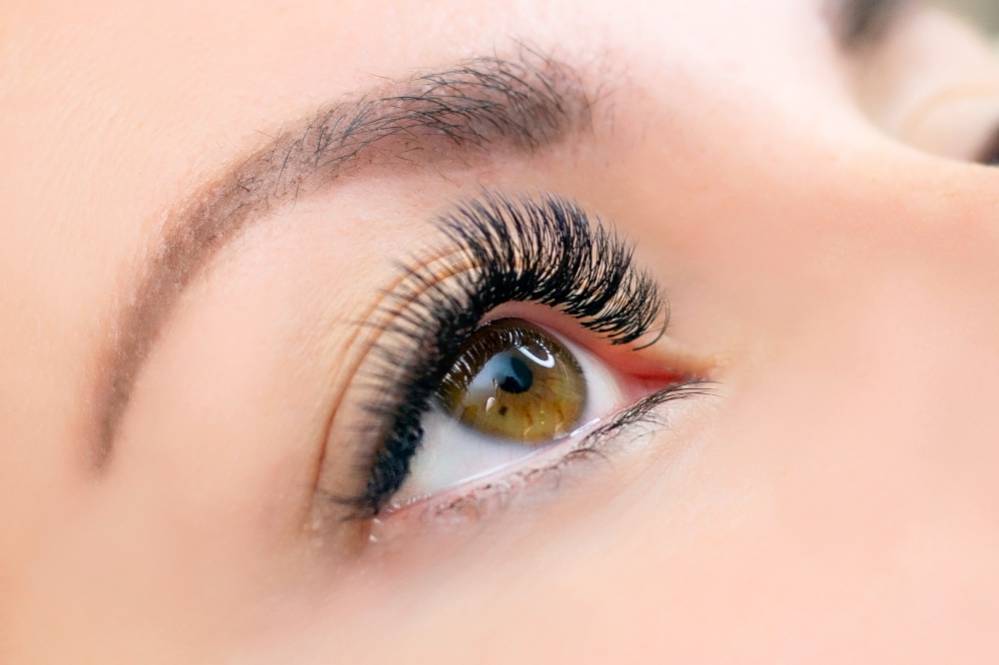 eyelash-extension-procedure-close-up2